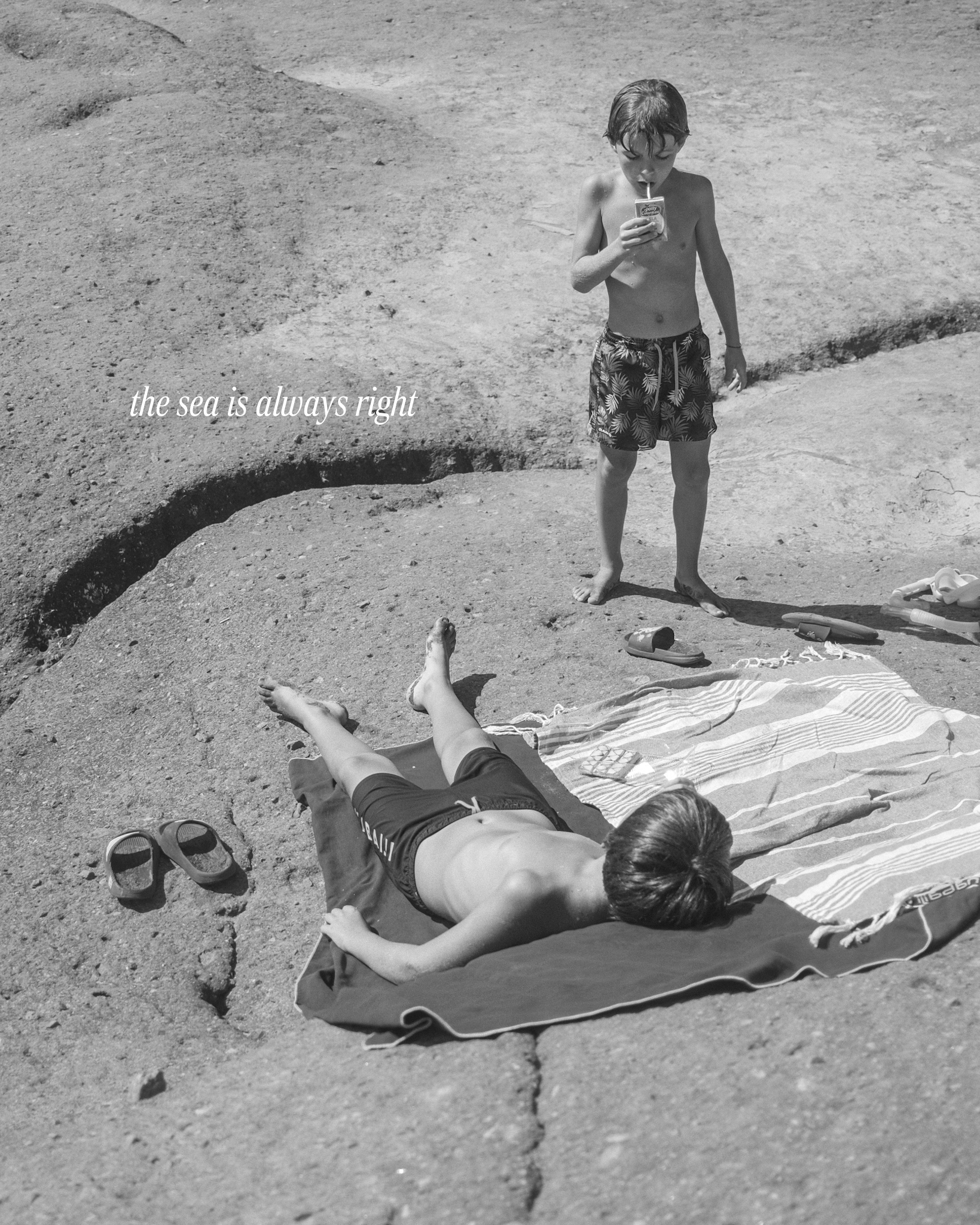 bambini sdraiati sulla roccia, foto in bianco e nero