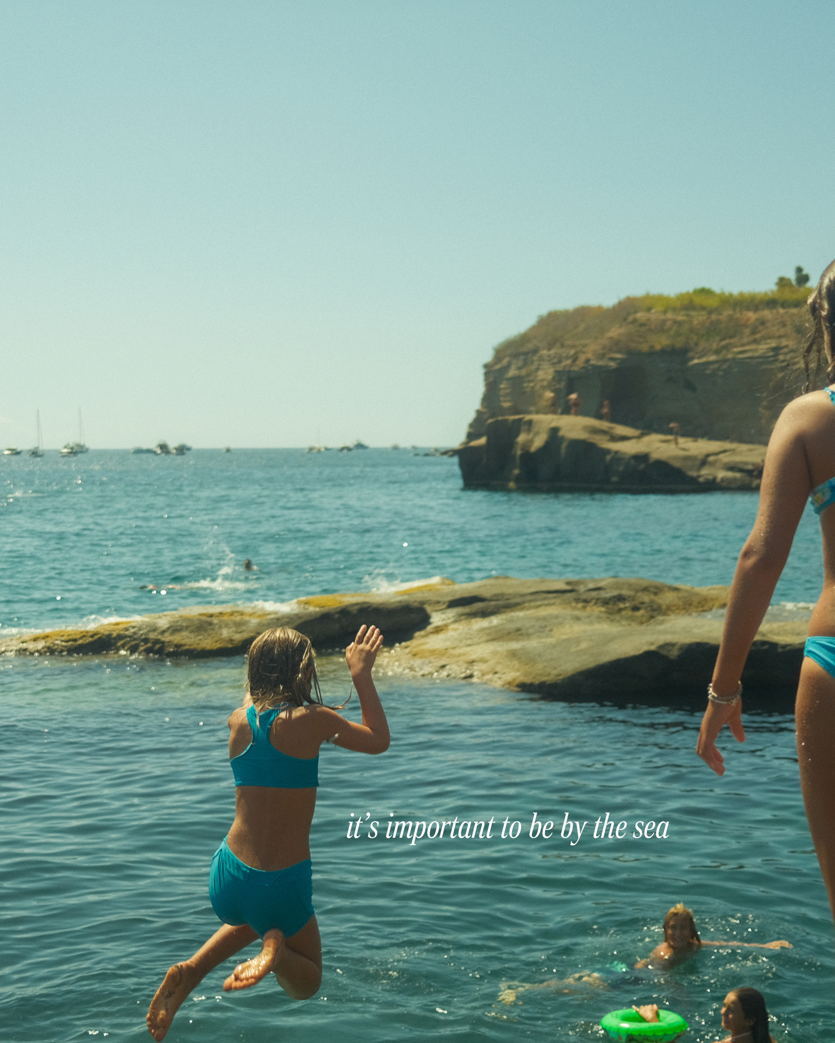 bambini che si tuffano nel mare